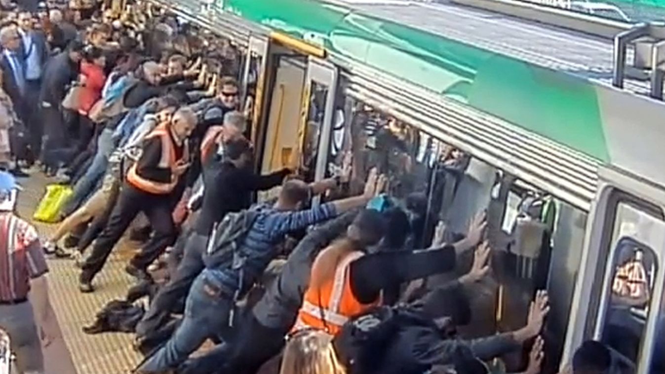 ausztrália vonat baleset tömeg emel beszorult láb 