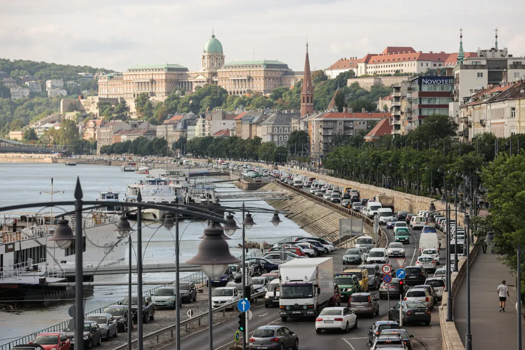 dugó, közlekedés, forgalom, autó, belváros, Budapest, budai rakpart, Margit híd, 2021.09.01. 