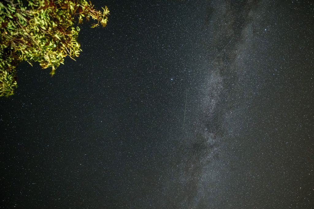 Villány, 2020. augusztus 13.
Az egyik legismertebb, sűrű csillaghullást előidéző meteorraj, a Perseidák egyik tagja (k) Villány felől fotózva 2018. augusztus 12-én.
MTI/Sóki Tamás 