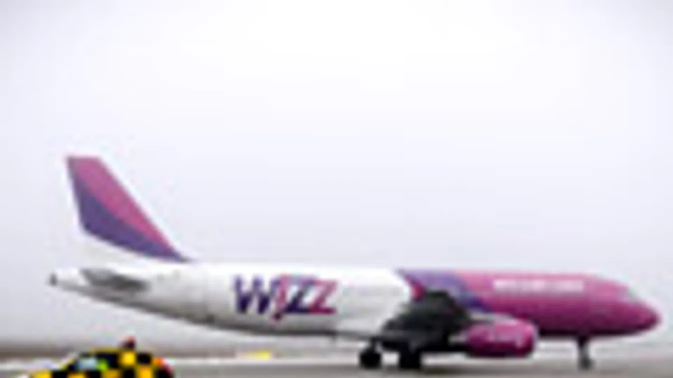 A Wizz Air légitársaság első Milánóból érkező repülőgépe a Milánó-Debrecen járat avatóünnepsége előtt a Debreceni Nemzetközi Repülőtéren 