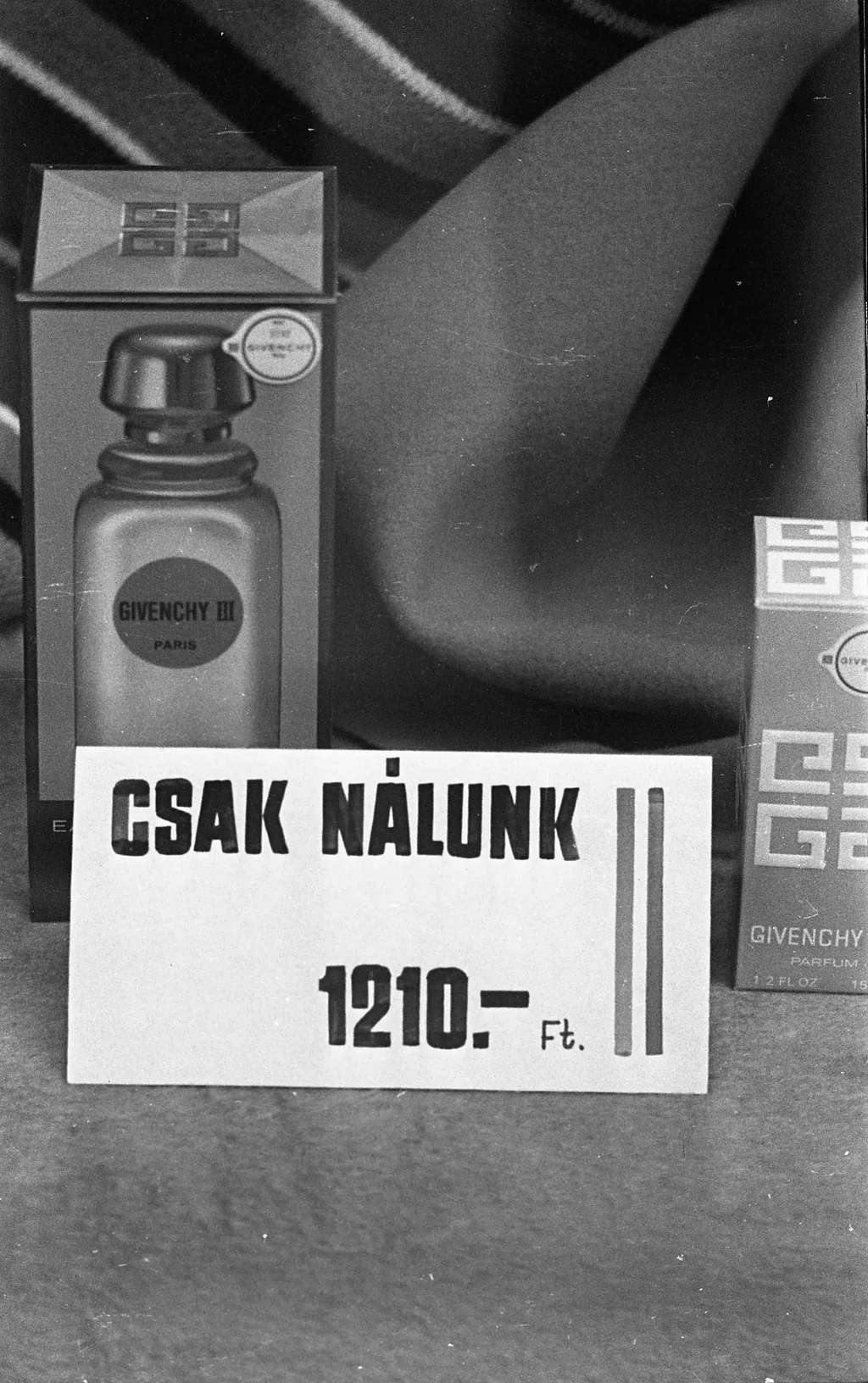 Hiánycikkek a szocialista Magyarországon (Galéria) Magyarország
ÉV
1972
kirakat, árcédula, illatszerbolt, drogéria, reklám, Givenchy, parfüm 