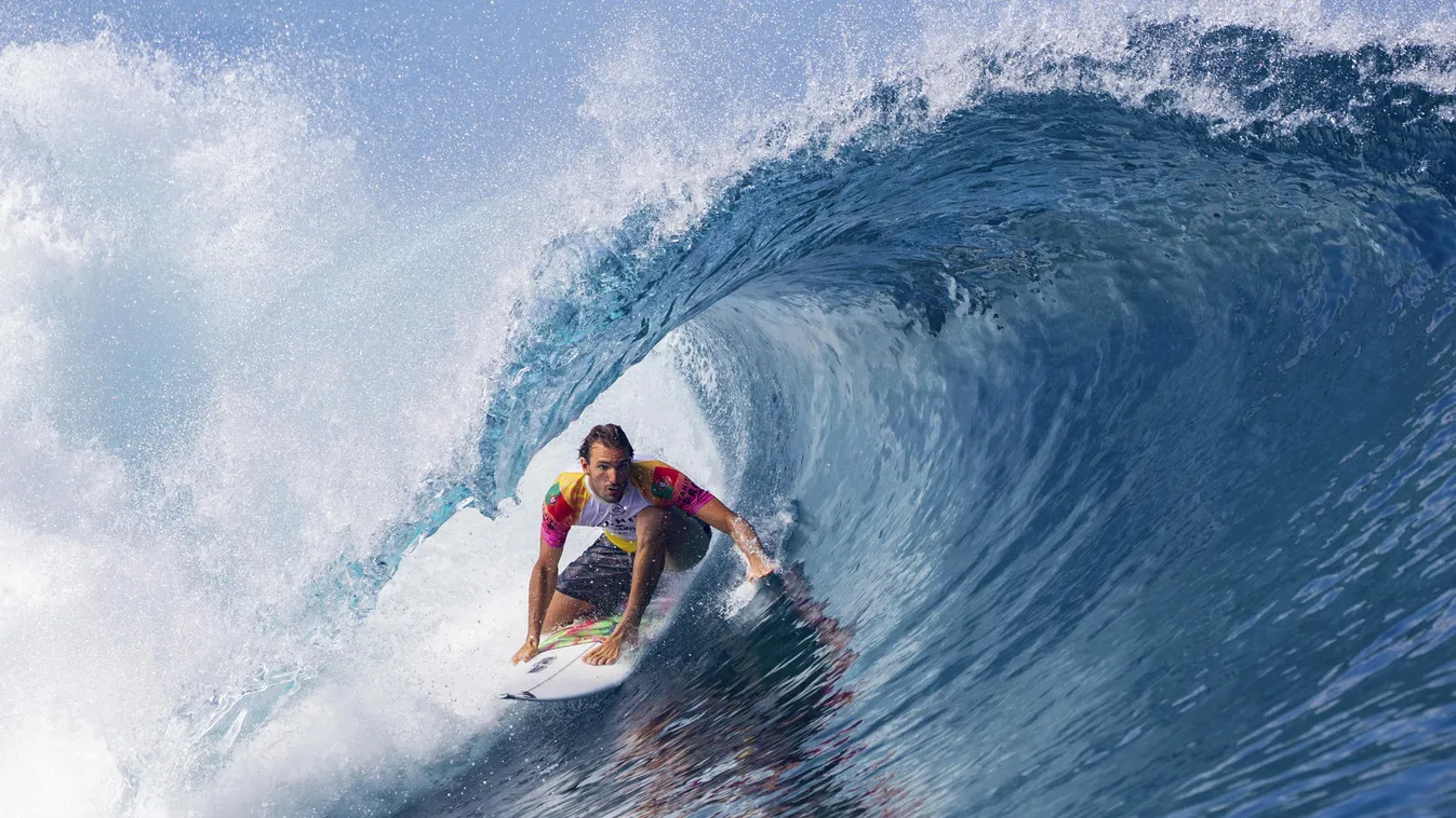 Tahiti Teahupoo French Polynesia surfing TOPSHOTS Horizontal FULL LENGTH ACTION 
