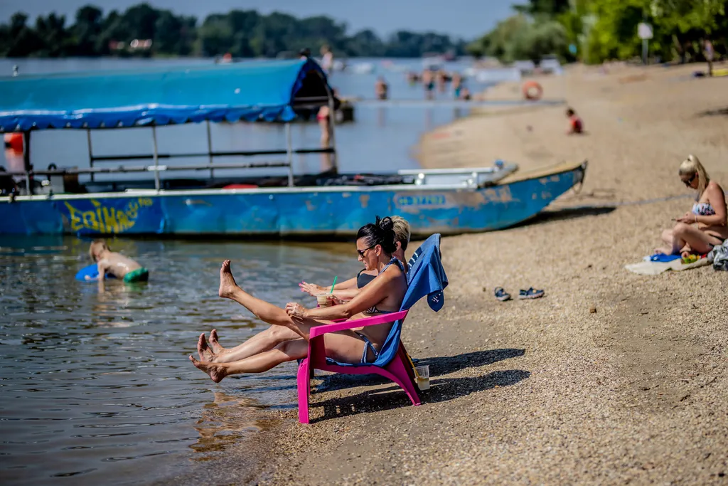 Dunakeszi szabadstrand hőség, meleg, időjárás, nyár, kánikula, víz,napozás, fürdés, nap, strand, Duna, fürdés, 2021.07.07. 