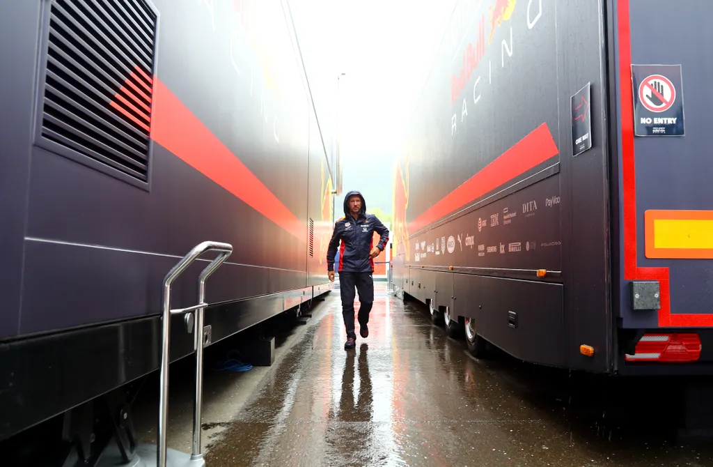 Forma-1, Stájer Nagydíj, eső, Christian Horner, Red Bull Racing kamion 