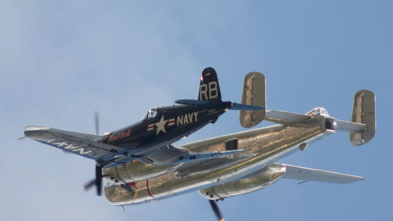 május 1., légiparádé, repülőgép, műrepülő, repülés, műrepülés, vought corsair, North American B-25 Mitchell, II. világháború, harcigép 