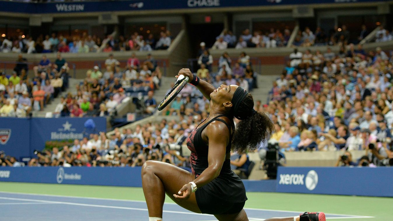 Az amerikai Serena Williams a nővére, Venus Williams ellen játszik az amerikai nemzetközi teniszbajnokság női egyesének negyeddöntőjében a New York-i Flushing Meadowsban 2015. szeptember 8-án. 