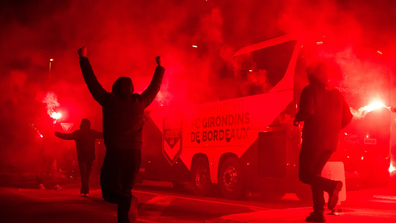 GIRONDINS SUPPORTERS WELCOME THE BORDEAUX PLAYERS BUS BEFORE THE SHOCK FACING THE OLYMPIQUE DE MARSEILLE, DESPITE THE CURFEW ambiance arrivee joueurs bordeaux bordeaux marseille bordeaux olympique de marseille bus des joueurs couvre feu encouragements fan
