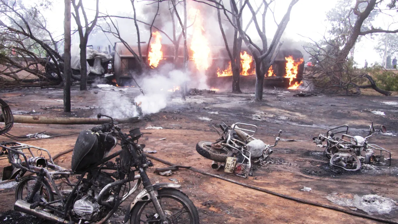 Morogoro, 2019. augusztus 10.
Lángol a jármű 2019. augusztus 10-én, miután felrobbant egy üzemanyagot szállító tartályautó, és legalább hatvan ember életét vesztette, közel hetven pedig megsebesült a tanzániai Morogoróban 2019. augusztus 10-én. Az emberek