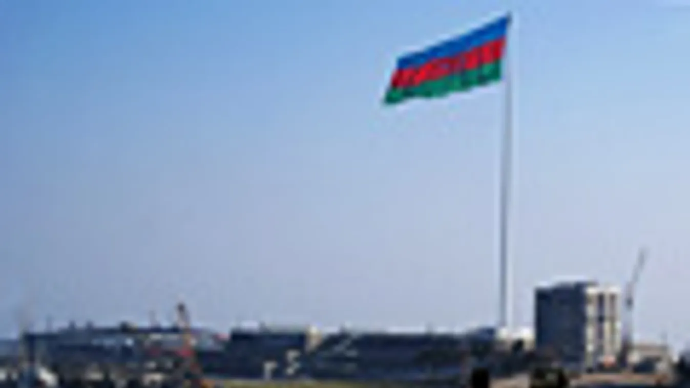 Azerbajdzsán, hatalmas azeri zászló Bakuban a tengerparton