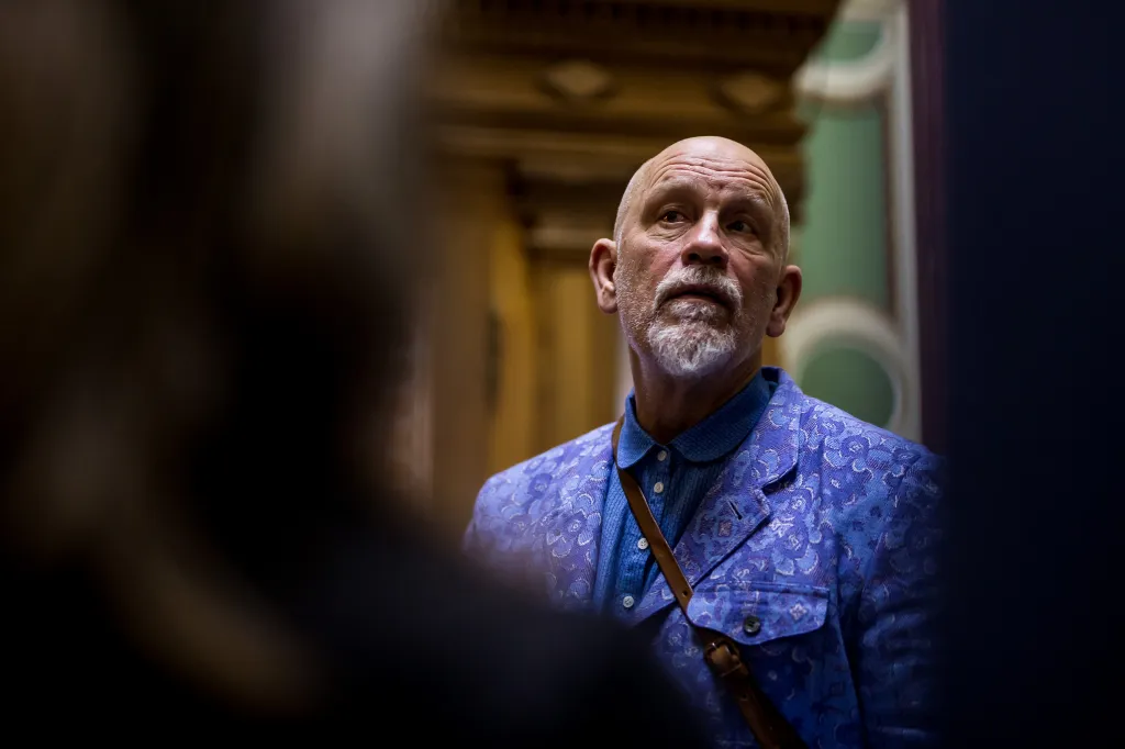 John Malkovich exkluzív tárlatvezetés, Sandro Miller fotókiállítás 