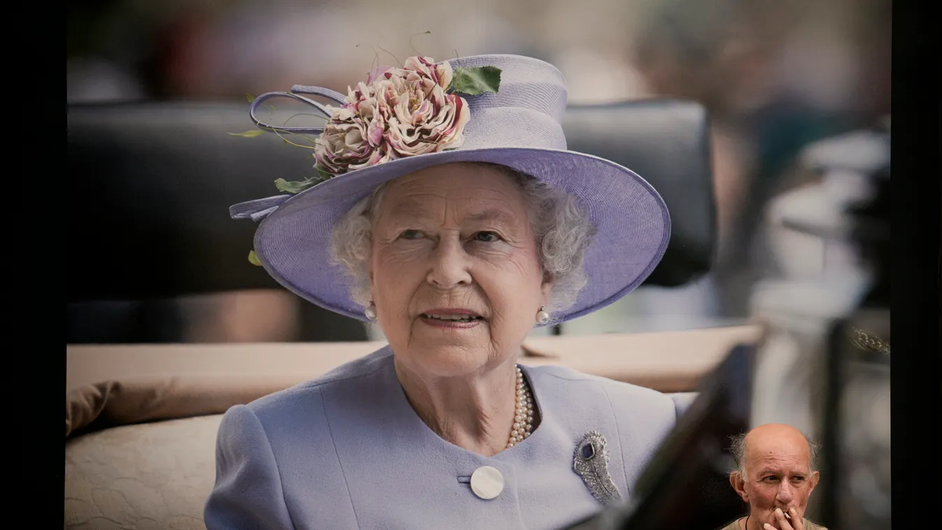 II. ERZSÉBET London, 2022. szeptember 14.
II. Erzsébet brit királynő óriásportréja előtt dohányzik egy férfi London belvárosában 2022. szeptember 13-án. Az uralkodó a skóciai Balmoral kastélyában hunyt el szeptember 8-án, 96 éves korában, uralkodásának 71