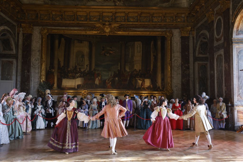 Barokk stílusú jelmezekben vehettek részt a vendégek Versaillesben egy esten, melynek témája Marie Antoinette és XVI. Lajos királyi esküvője, barokk, versailles, kosztüm, jelmez 
