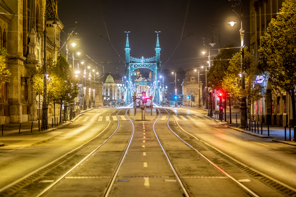 koronavírus, kijárási tilalom, kijárási, korlátozás, Budapest, este, Szabadság híd 
