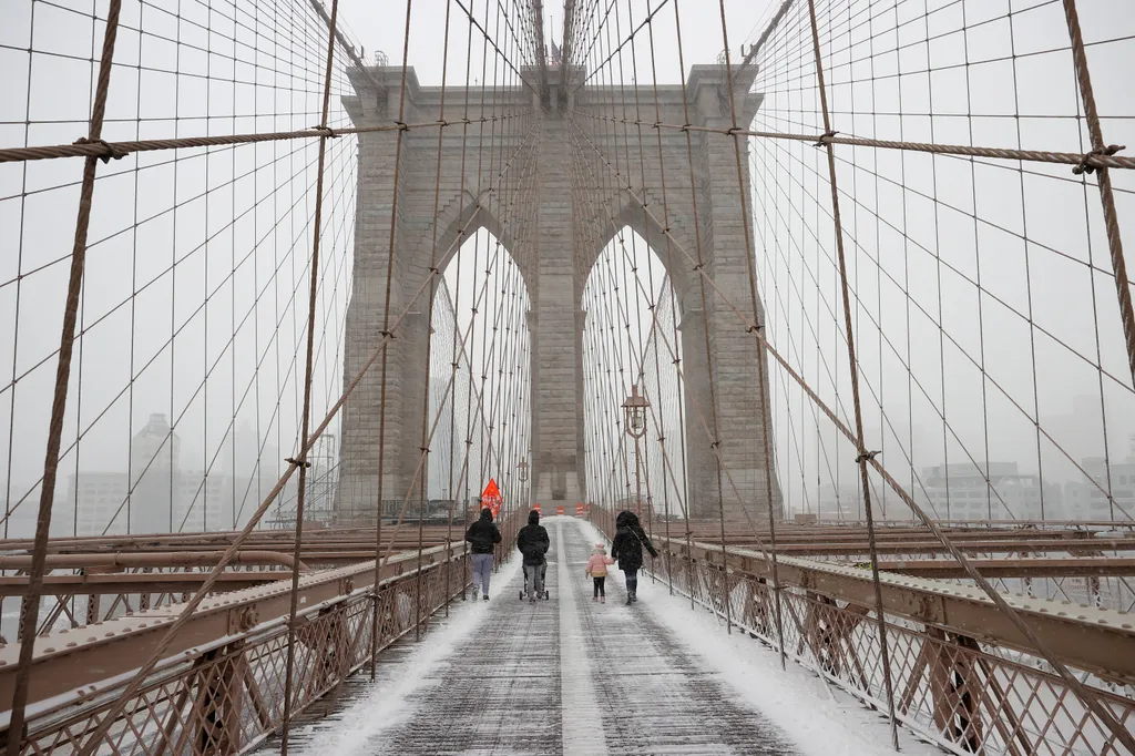 hóvihar az Egyesült Államokban 2022.01.29. Nor’easter winter storm hits New York ​​​​​​​Snowy weather,Brooklyn,Brooklyn Bridge snow Horizontal 