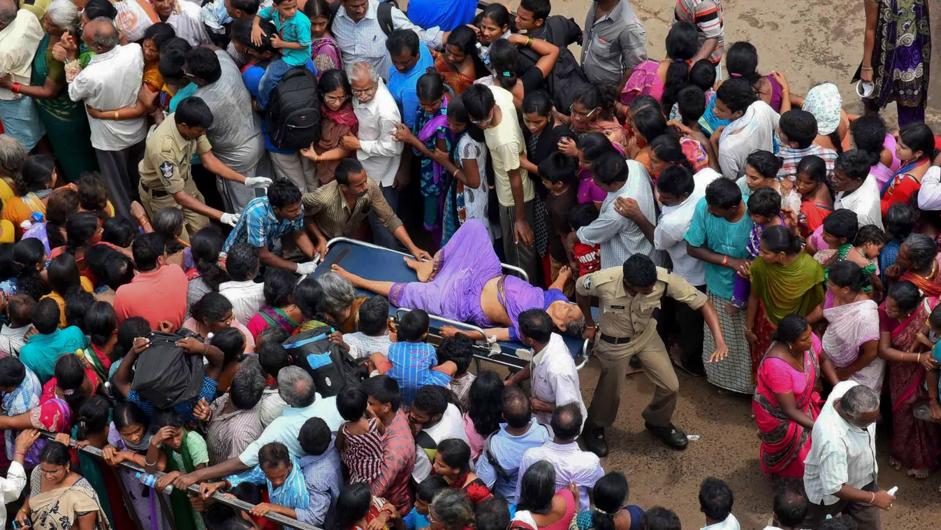 Rádzsamundri, 2015. július 14.
Hordágyon visznek egy nőt az indiai Rádzsamundriban 2015. július 14-én. Egy hindu vallási ünnepen kialakult tolongásban emberek tucatjait taposták agyon. (MTI/AP/Ramana) 