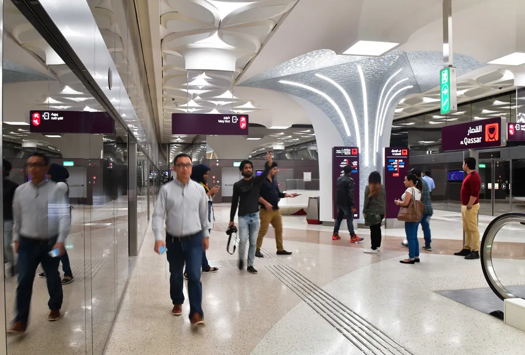 Doha, 2019. május 8.
Az első dohai metróvonal egyik állomása 2019. május 8-án, amikor megindul a közlekedés az új létesítményben. A 2022-es labdarúgó-világbajnokságra készülő Katar fővárosban 2020-ra épül ki a három vonalból álló teljes metróhálózat.
MTI/EPA/Nusad Szekkajil 