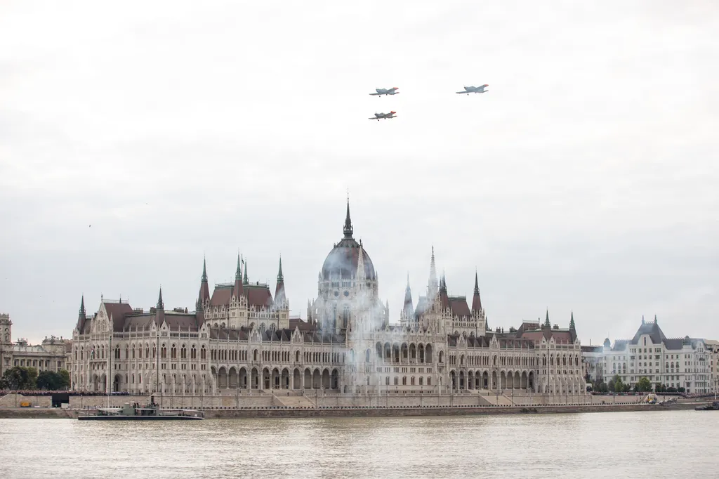 Augusztus 20., államalapítás, ünnep, Szent István nap, eseménysorozat, Budapest, 2021.08.20., légiparádé, Légiparádé a duna felett 