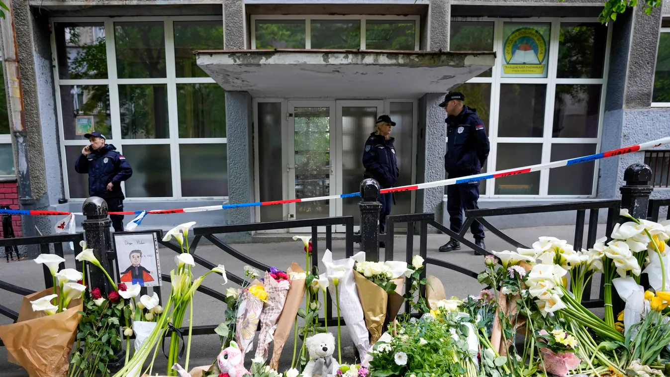 Belgrád, 2023. május 4.
Az áldozatok iránti kegyeletből elhelyezett virágok és tárgyak, valamint őrködő rendőrök a belgrádi Vladislav Ribnikar általános iskola előtt 2023. május 4-én, miután az előző nap egy hetedikes tanuló lövöldözött az intézményben. N