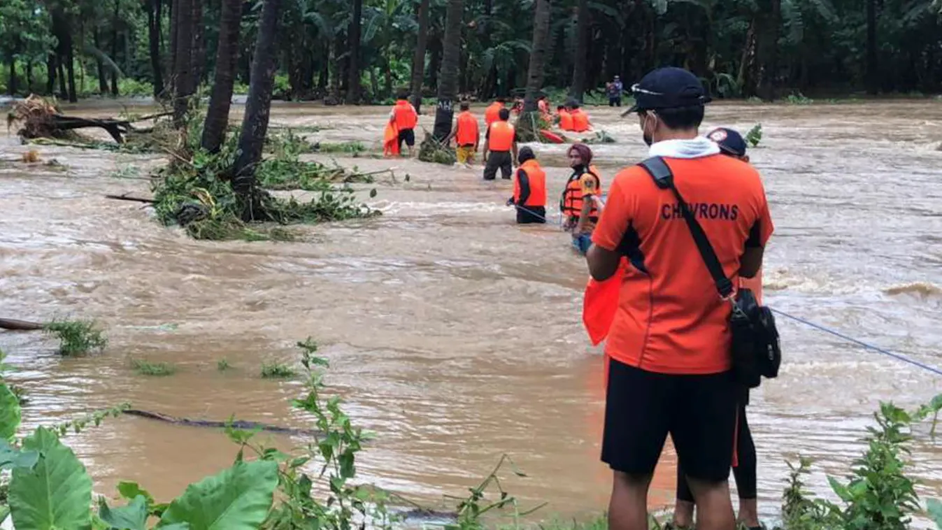 Brooke's Point, 2021. október 12.
A Fülöp-szigeteki parti őrség által közreadott képen mentőalakulatok tagjai kimenekítik a lakosokat az árvíz sújtotta területről a délnyugati Palawan szigeten fekvő Brooke's Pointban 2021.október 12-én. A Kompasu névre ke