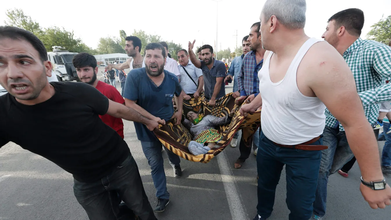 Diyarbakir, 2015. június 5.
Egy sebesültet visznek mentőautókhoz a délkelet-törökországi Diyarbakir városban, ahol a kurdbarát Demokratikus Néppárt (HDP) választási nagygyűlésén egy vagy több robbanásban két ember életét vesztette és több mint százötvenen