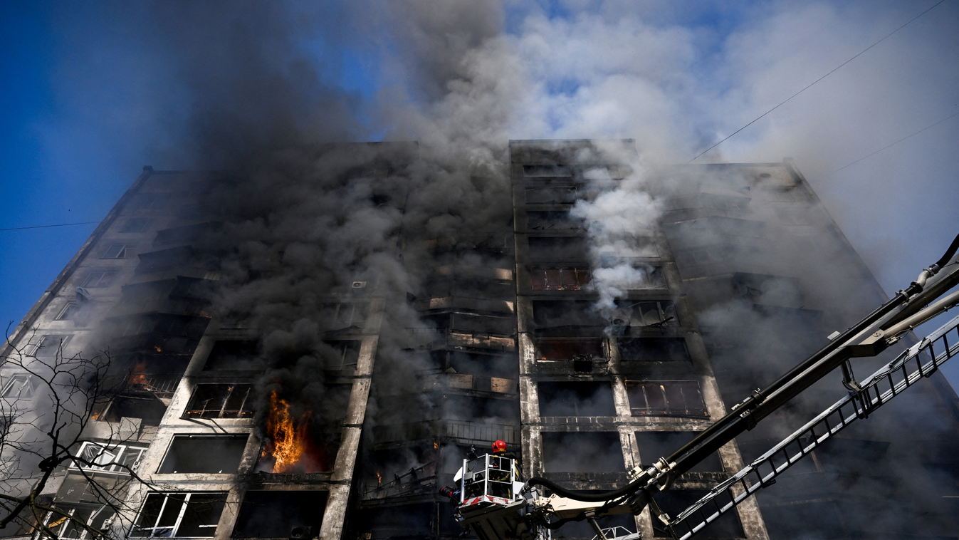 Ukrán válság 2022, orosz, ukrán, háború, Ukrajna, Kijev, tűz, tűzoltó, füst, lakóépület 