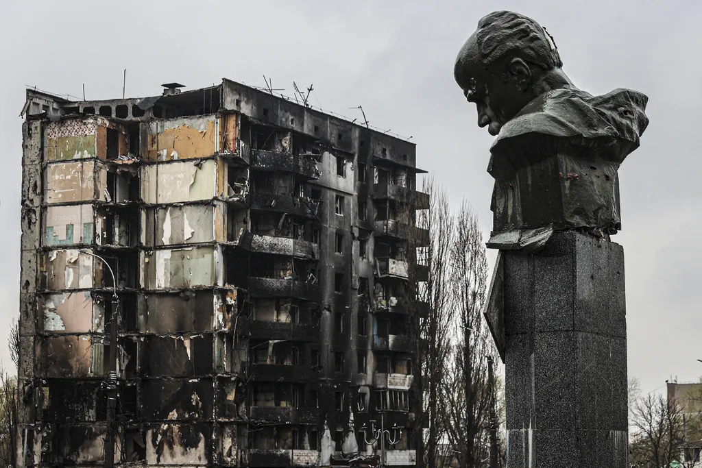 Ukrán válság 2022, orosz, ukrán, háború, Ukrajna, Borodjanka, rakétatámadás, romos épületek, kiégett lakóház 