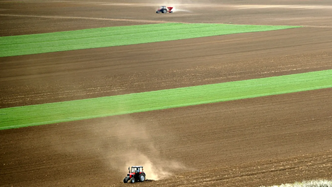 Agrár oligarchák Magyarországon, traktor robog a szántóföldön, mezőgazdaság 
