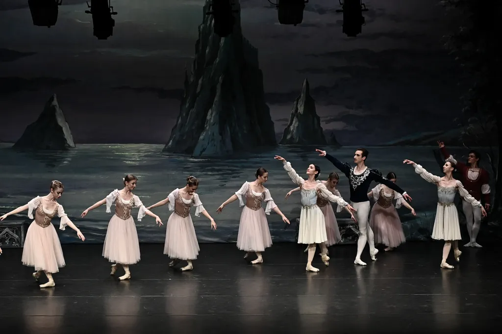 kijevi Grand Balett utolsó előadása Horizontal ballet UKRAINE CRISIS RELATION RUSSIA-UKRAINE 