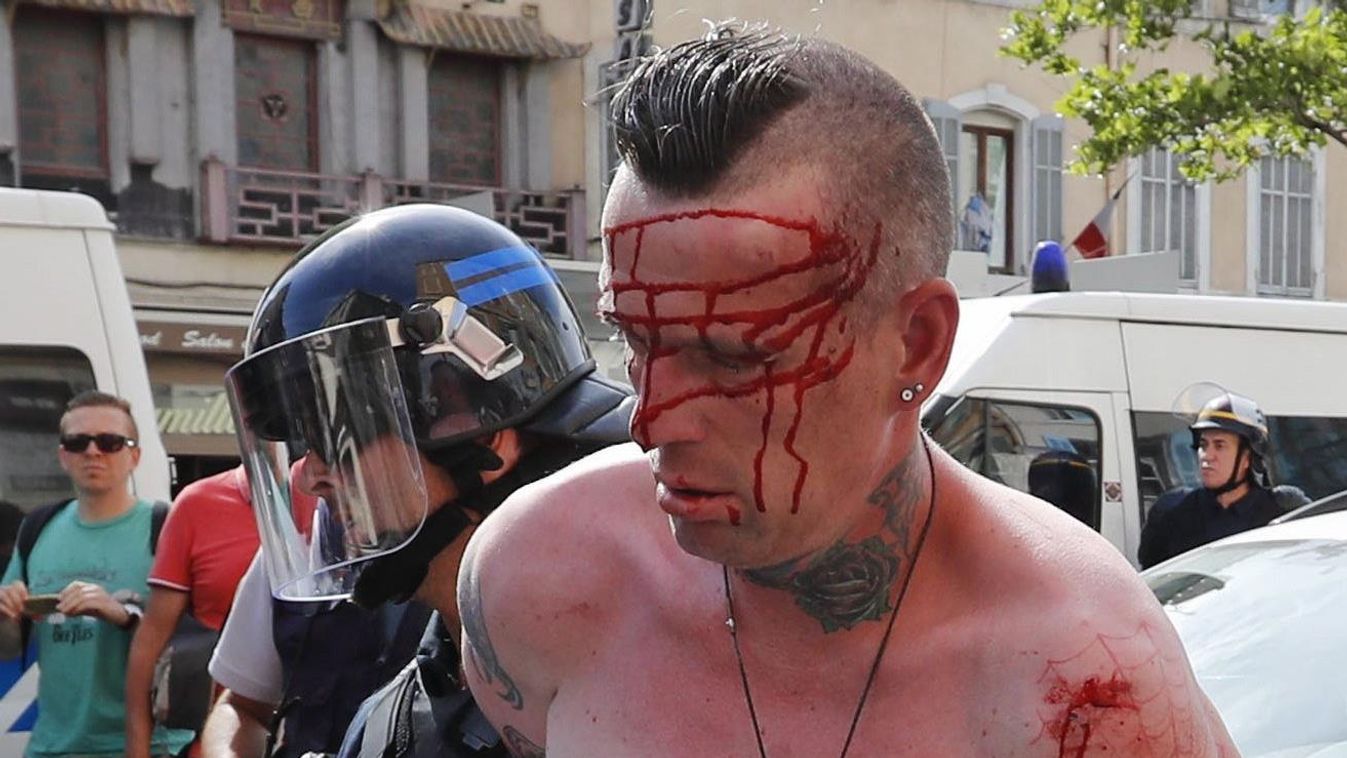 Letartóztatott szurkolót vezet el egy francia rendőr Marseille-ben 
