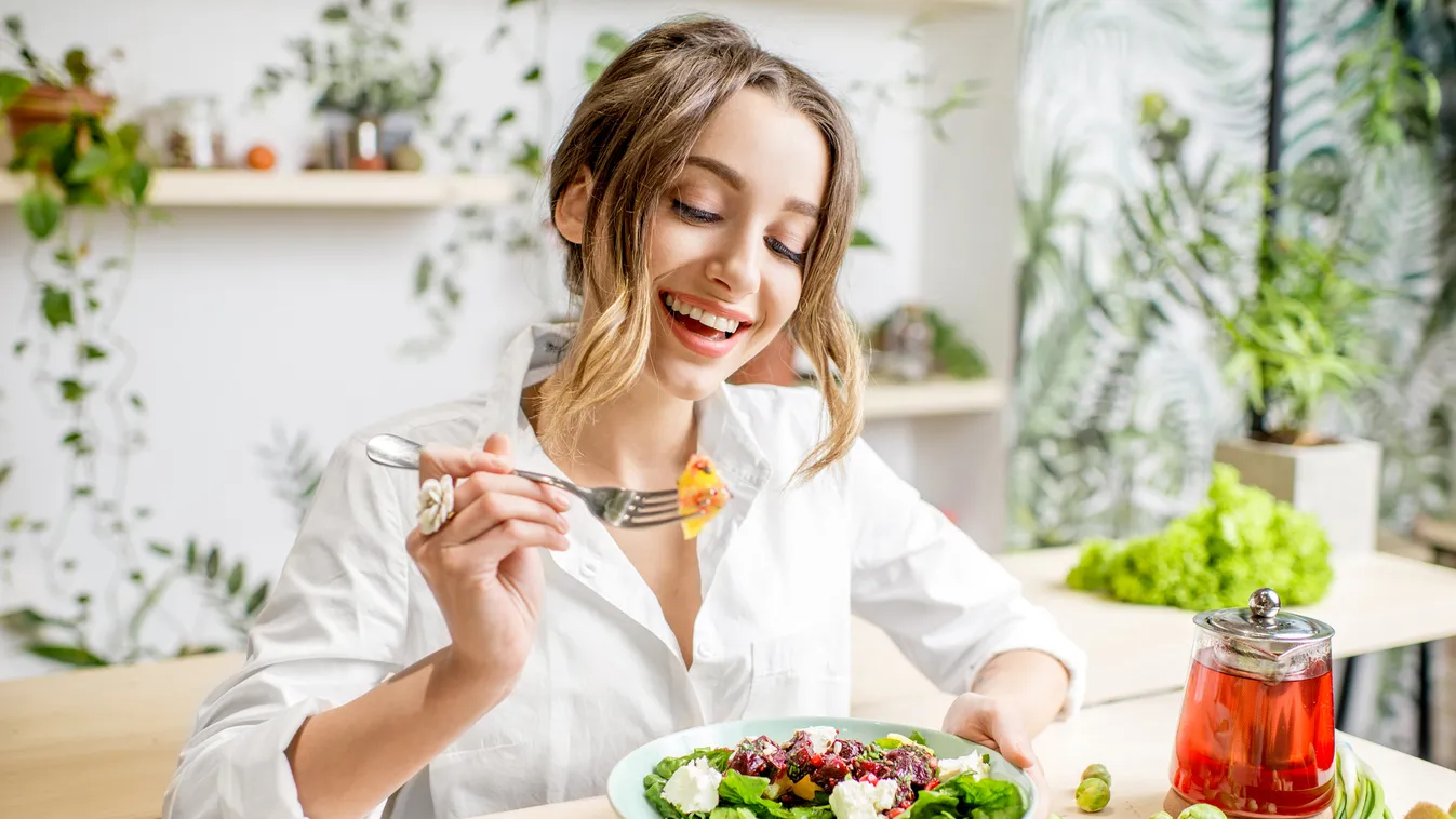 saláta egészséges étel nő eszik Fogyj könnyedén: csak néhány egyszerű szabályt kell betartanod 