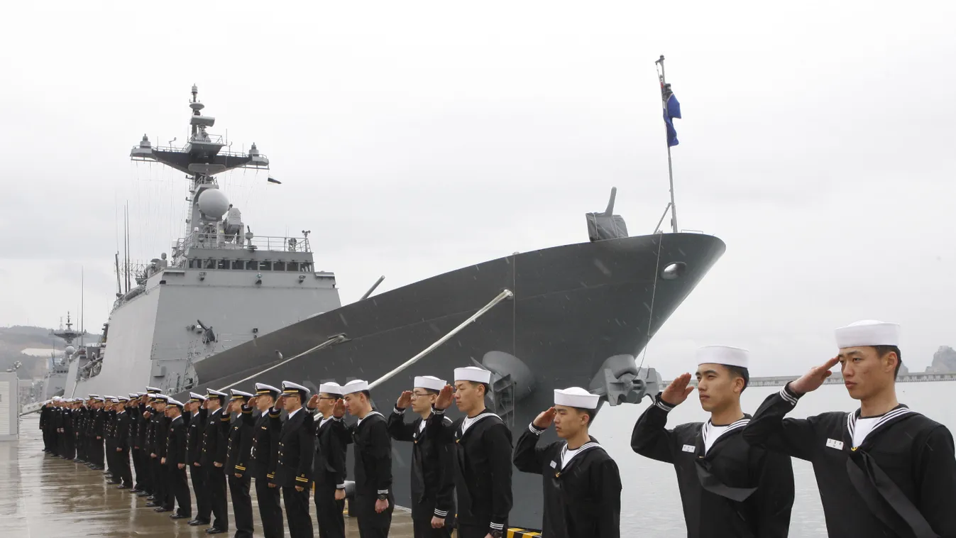 Horizontal MILITARY CEREMONY ARMED FORCES SOLDIER MILITARY SALUTE NAVY SHIP'S CREW DESTROYER 