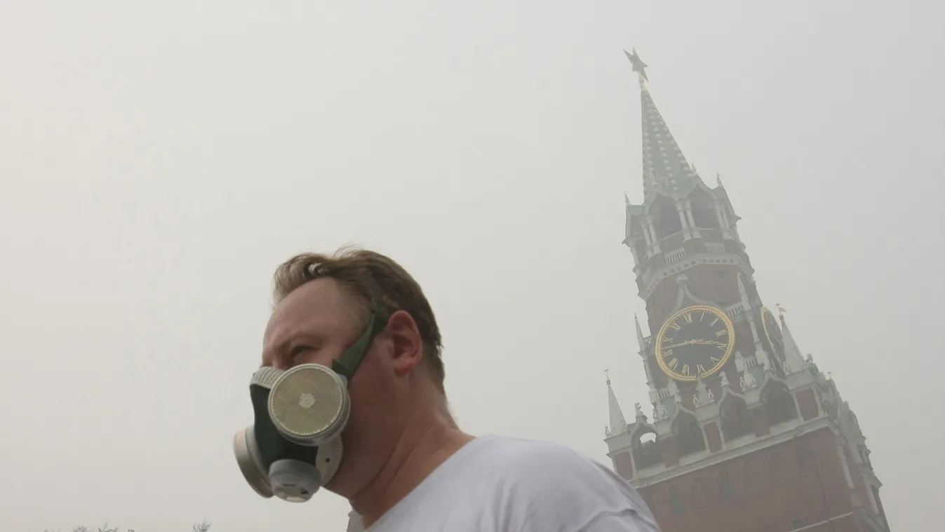 RUSSIA-HEATWAVE-FIRE Horizontal ILLUSTRATION FOREST FIRE CONSEQUENCES OF A CATASTROPHE SUMMER HEAT NATURAL DISASTERS CITY SMOKE TOURIST PASSER-BY PROTECTIVE MASK GAS MASK URBAN LANDSCAPE RED SQUARE KREMLIN AIR POLLUTION 