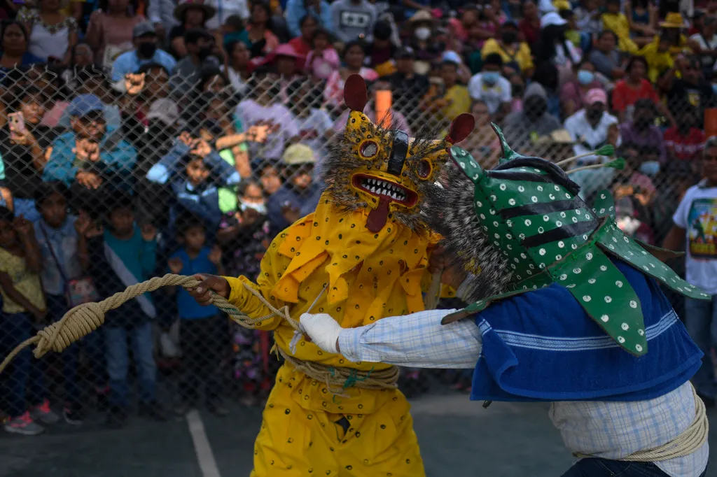 Mexikó, Guerrero, hagyomány, rituálé, álarcos harc, utcai harc, harc, jaguár maszk, mexikói hagyomány 
