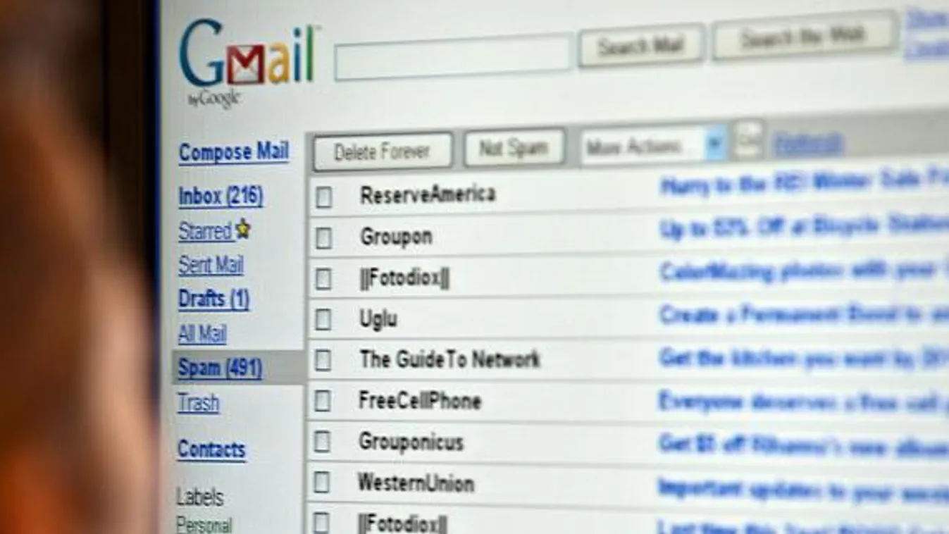 Életveszélyben feltörheti ismerőse e-mailjét, email, egy pasas a gmail fiókját böngészi 