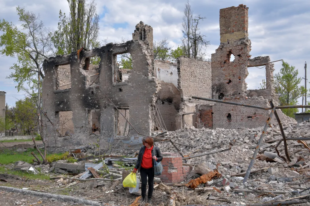 Ukrán válság 2022, orosz, ukrán, háború, Ukrajna, rom, épület, Rubezhnoje 