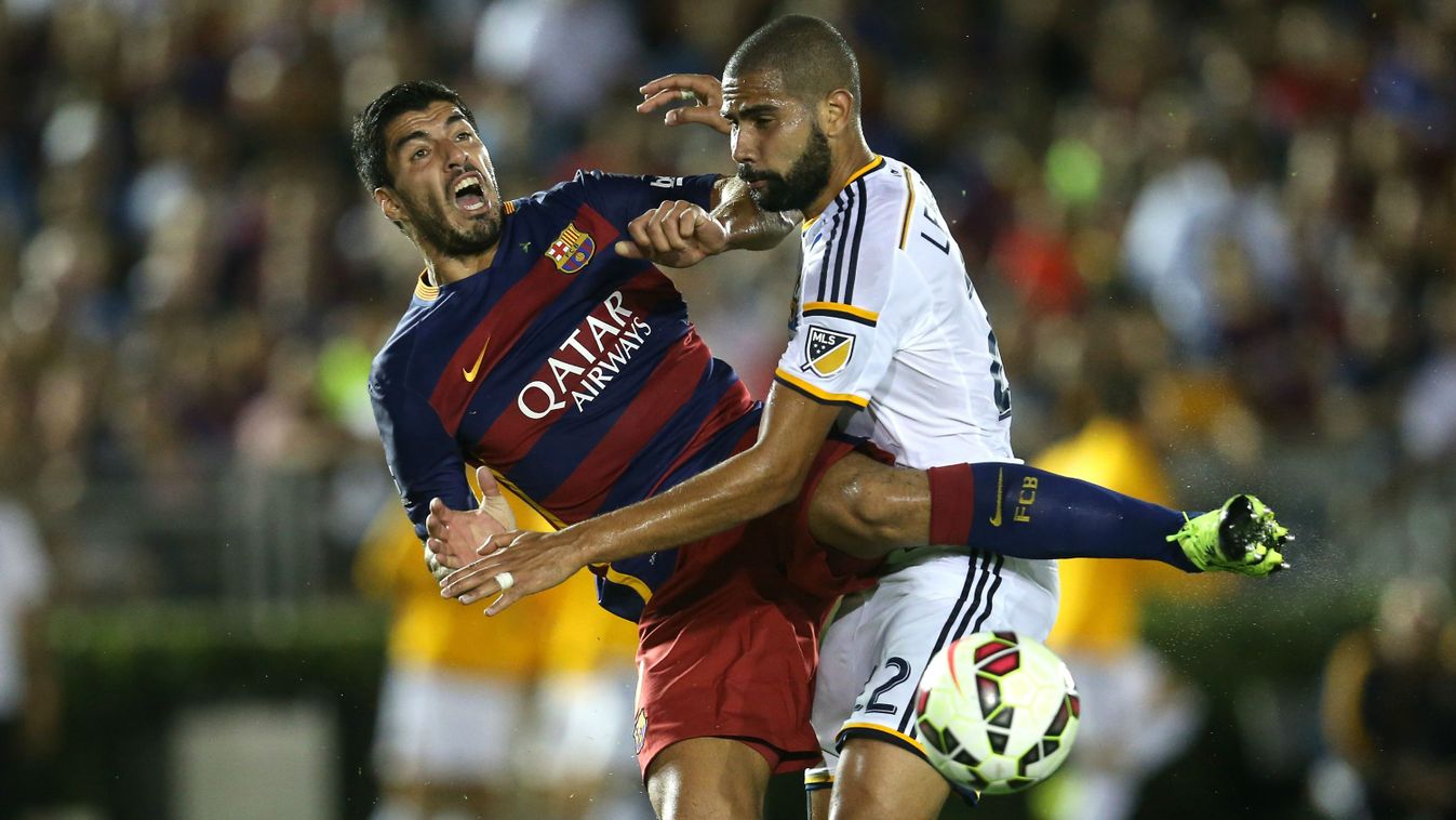 Luis Suárez, a Barcelona csatára és Leonardo, a Los Angeles Galaxy védője 