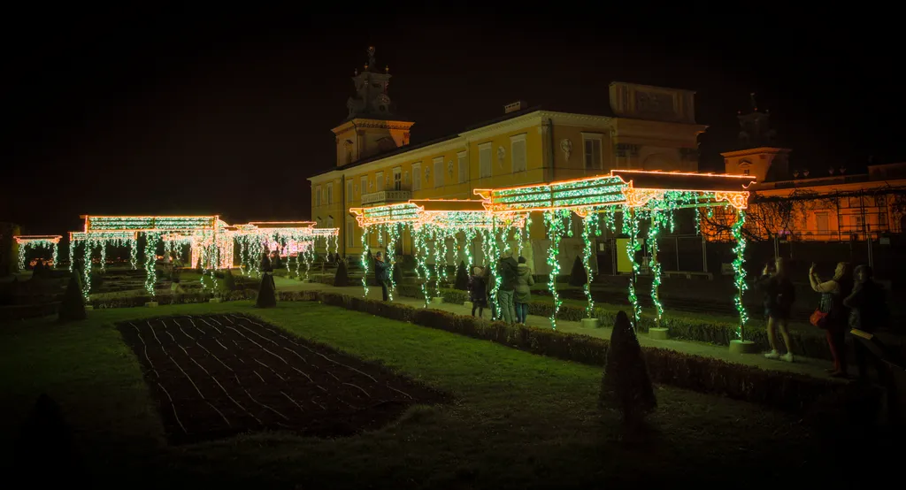 Látványos fényinstallációk a varsói Royal Garden területén, Varsó, Lengyelország, fény, kiállítás 