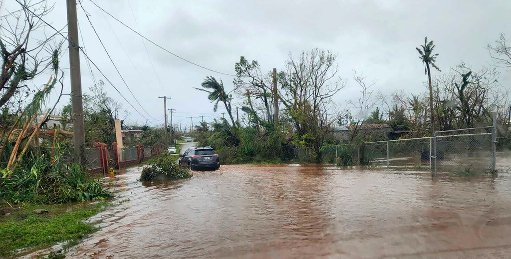 tájfun Tumon öböl Egyesült Államok Guam
Jármű araszol egy árvízben álló úton Yigóban 2023. május 25-én, miután a Mawar tájfun lecsapott az Egyesült Államokhoz tartozó Guam szigetére. A tájfun áramkimaradást okozott, autókat fordított fel, háztetőket szakí