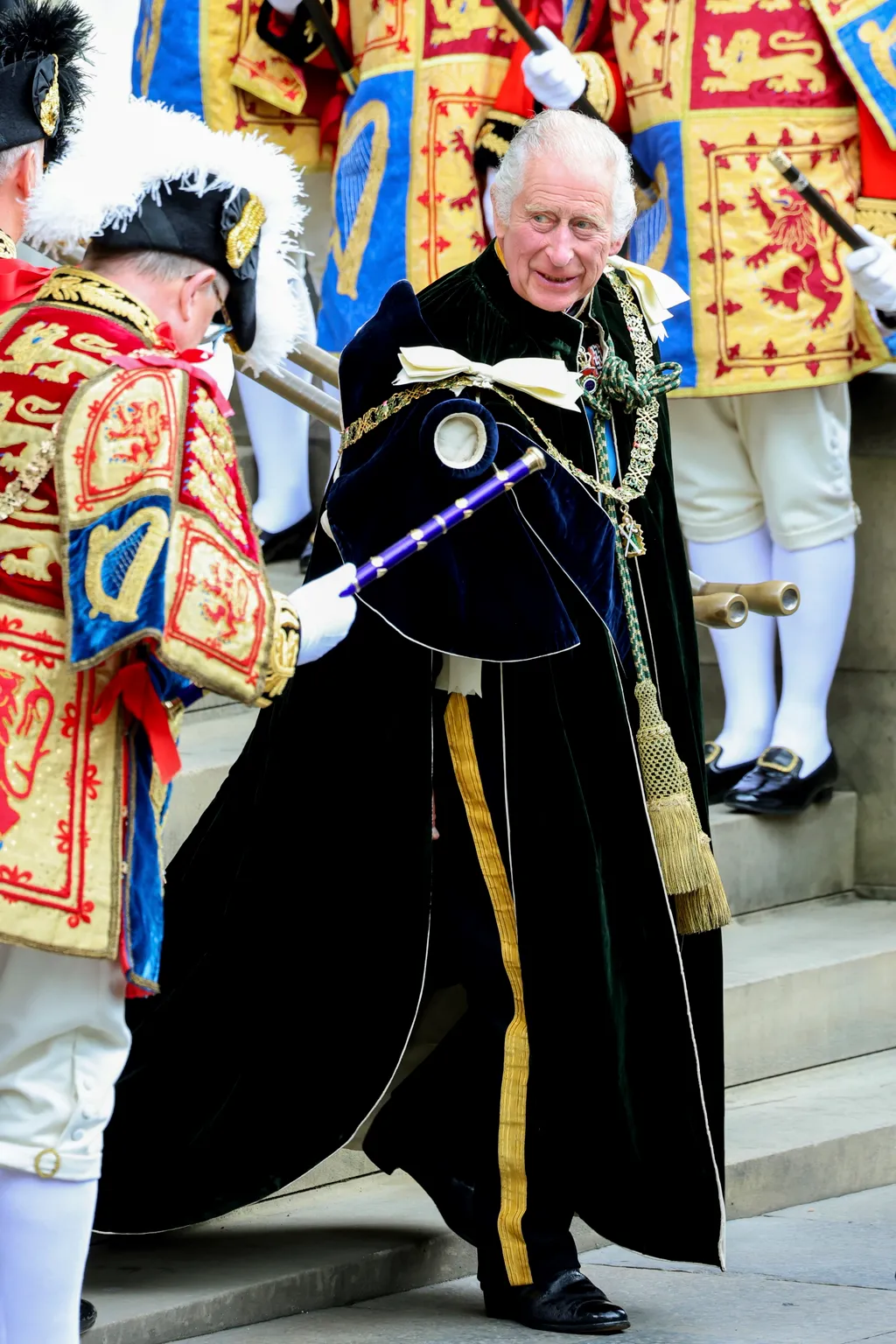 Skócia koronázás III Károly  
III. Károly brit király a koronázása tiszteletére tartott háladó istentiszteletre érkezik az edinburgh-i Szent Giles-székesegyházba 2023. július 5-én. A hagyomány szerint a brit uralkodót Skóciában is megkoronázzák, 