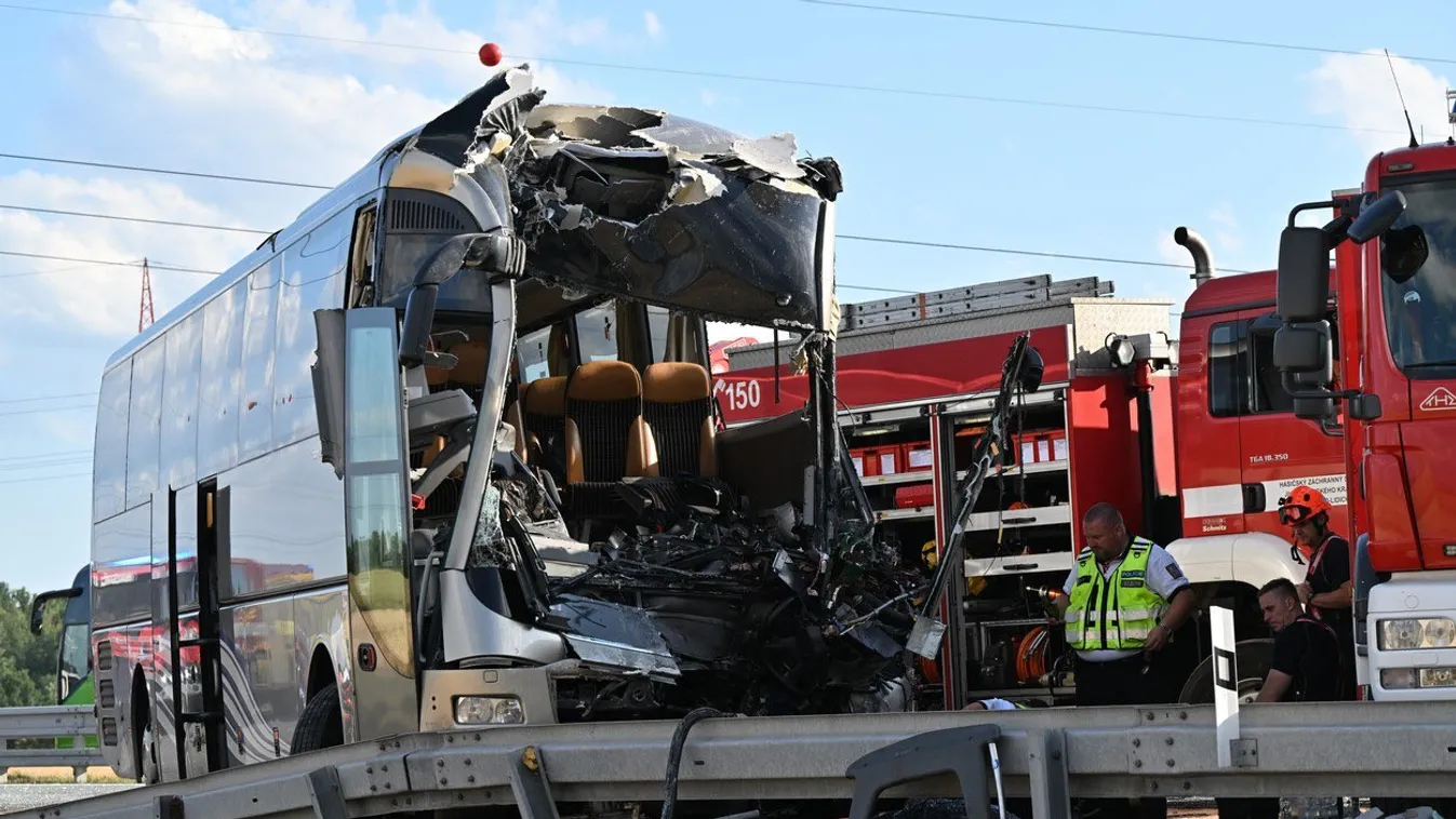 Súlyos buszbaleset a cseh autópályán: a buszsofőr meghalt, sok a sérült, a magyar utasok megúszták, baleset, Csehország, 2023.07.17. 