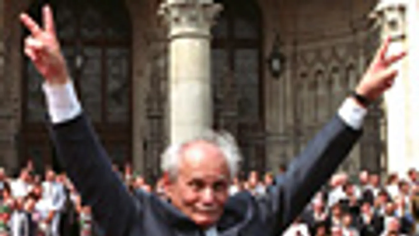 Göncz Árpád, Magyar Köztársaság új elnöke köszönti a tömeget az Országház előtt 1990. augusztus 3-án