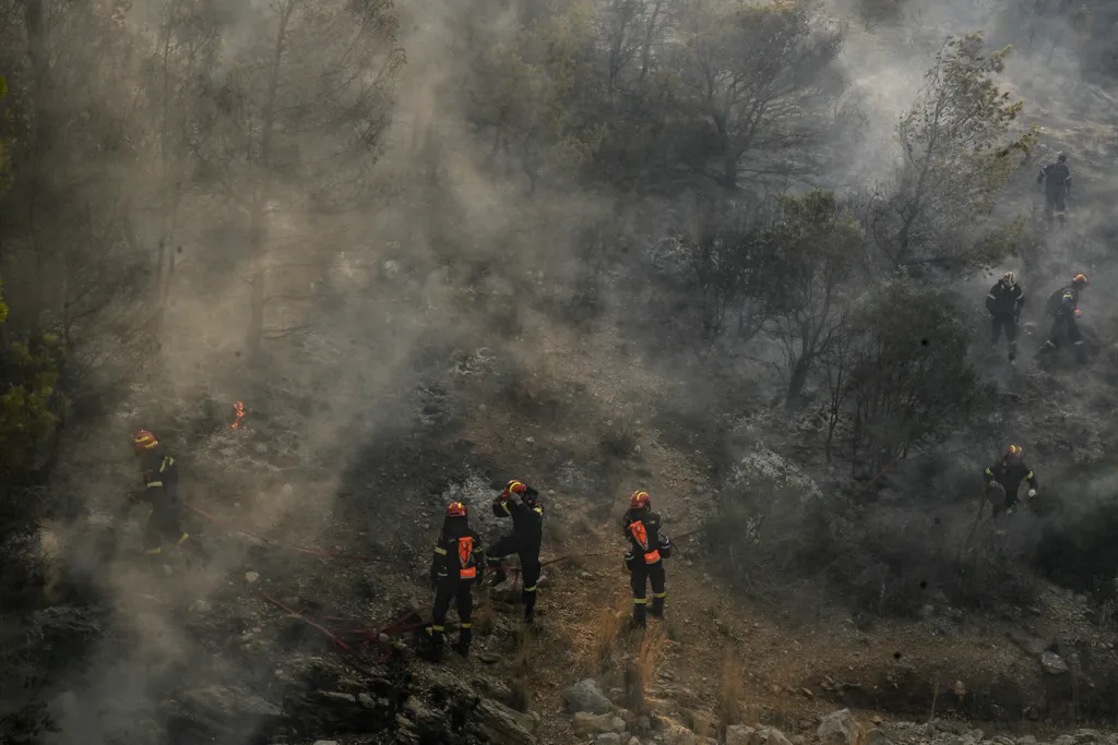 tűzoltó tomboló erdőtűz Görögország 