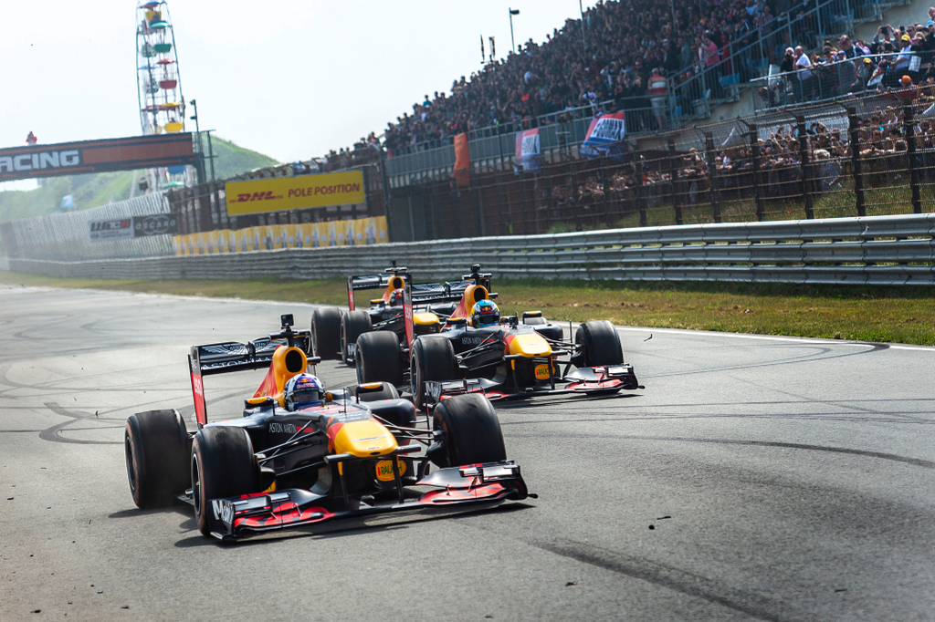 A Forma-1-es Red Bull Racing bemutatója a hollandiai Zandvoortban, Max Verstappen, Daniel Ricciardo, David Coulthard 