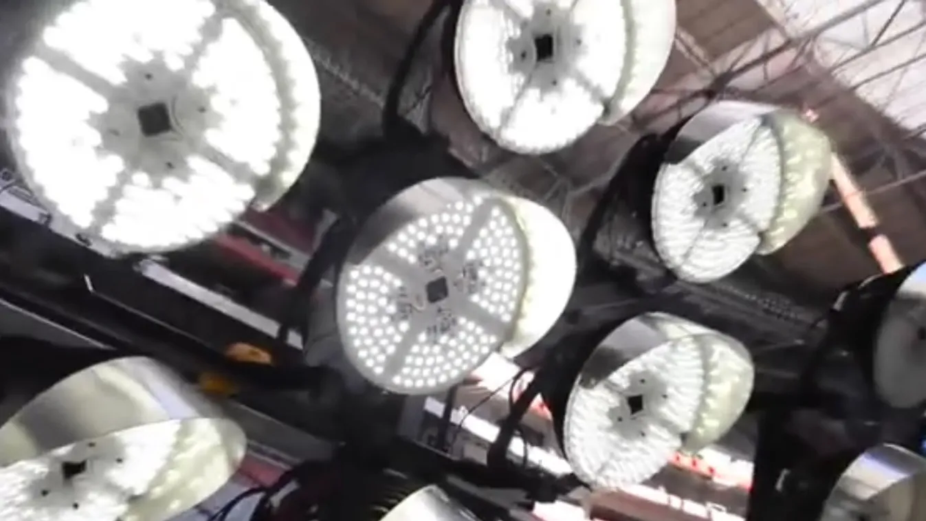 Ezek a ledes lámpák világítják meg a játékteret a Super Bowlon 