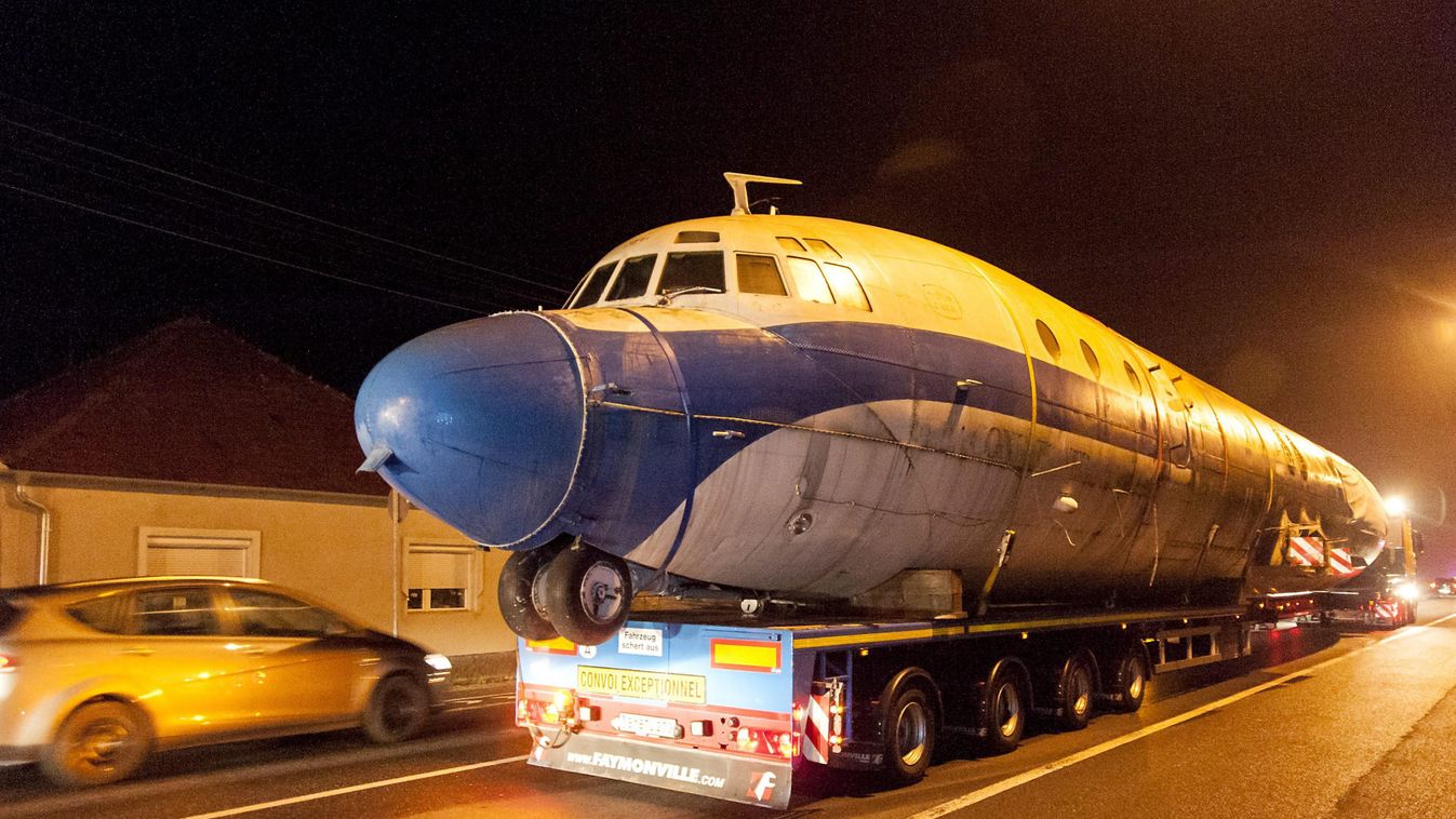 Abda, 2014. november 17.
Tréleren szállítják az egykor HA-MOI lajstromjelű, a Malév volt flottájához tartozó Il-18-as repülőgépet Abdán 2014. november 17-én. A repülőgépet, amely egykor mulatóként szolgált a környék egyik jellegzetességeként, januárban aj