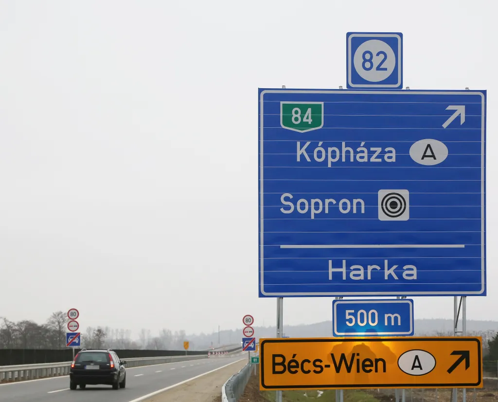 M85-ös gyorsforgalmi út Sopron és Győr között   ÁLTALÁNOS KULCSSZÓ átadás autó avatás forgalom gyorsforgalmi út KÖZLEKEDÉSI ESZKÖZ KÖZLEKEDÉSI LÉTESÍTMÉNY tábla út 