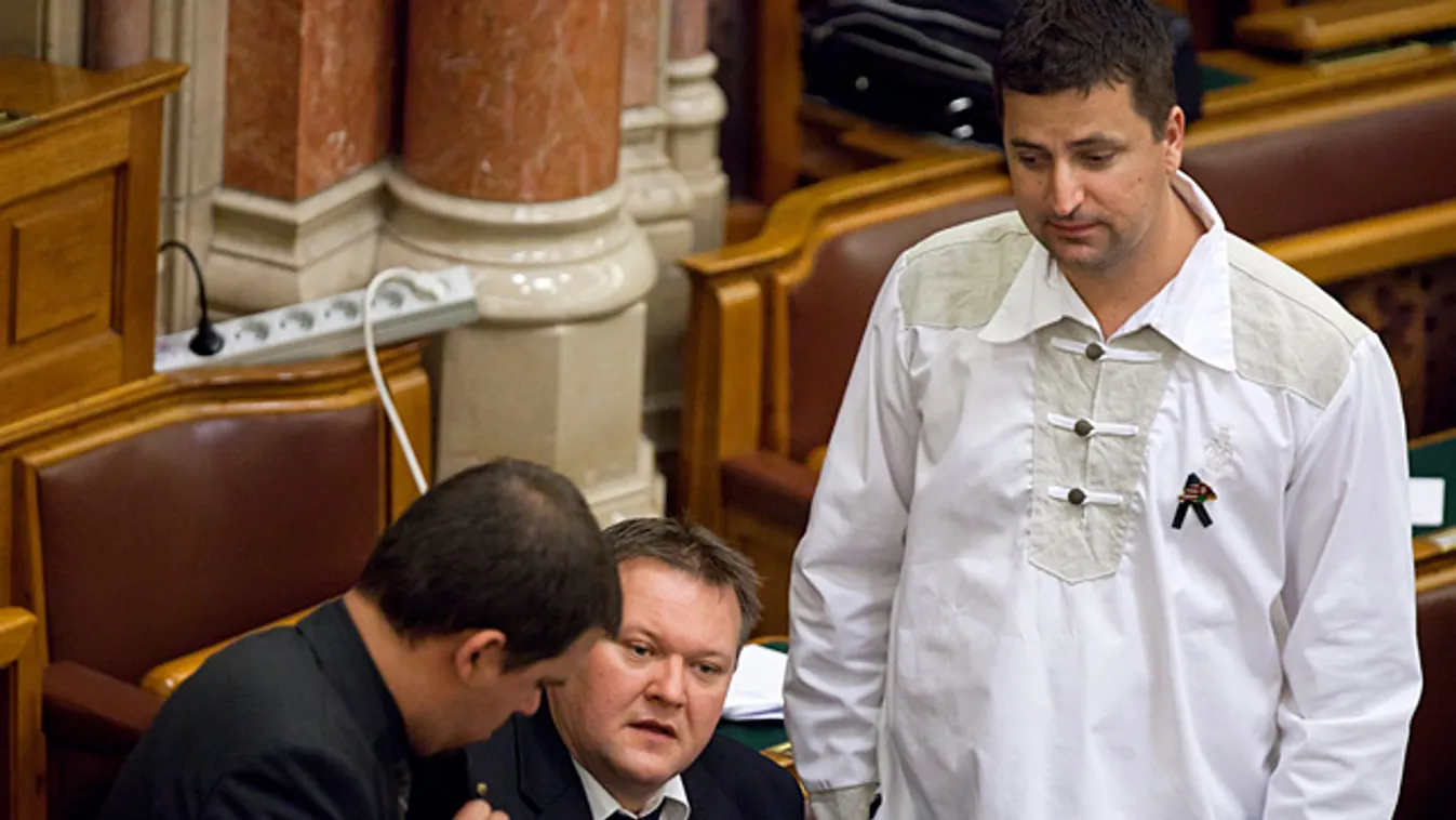 országgyűlés, parlament, plenáris ülés, Kepli Lajos Jobbik nagy-magyarország kitűző ing