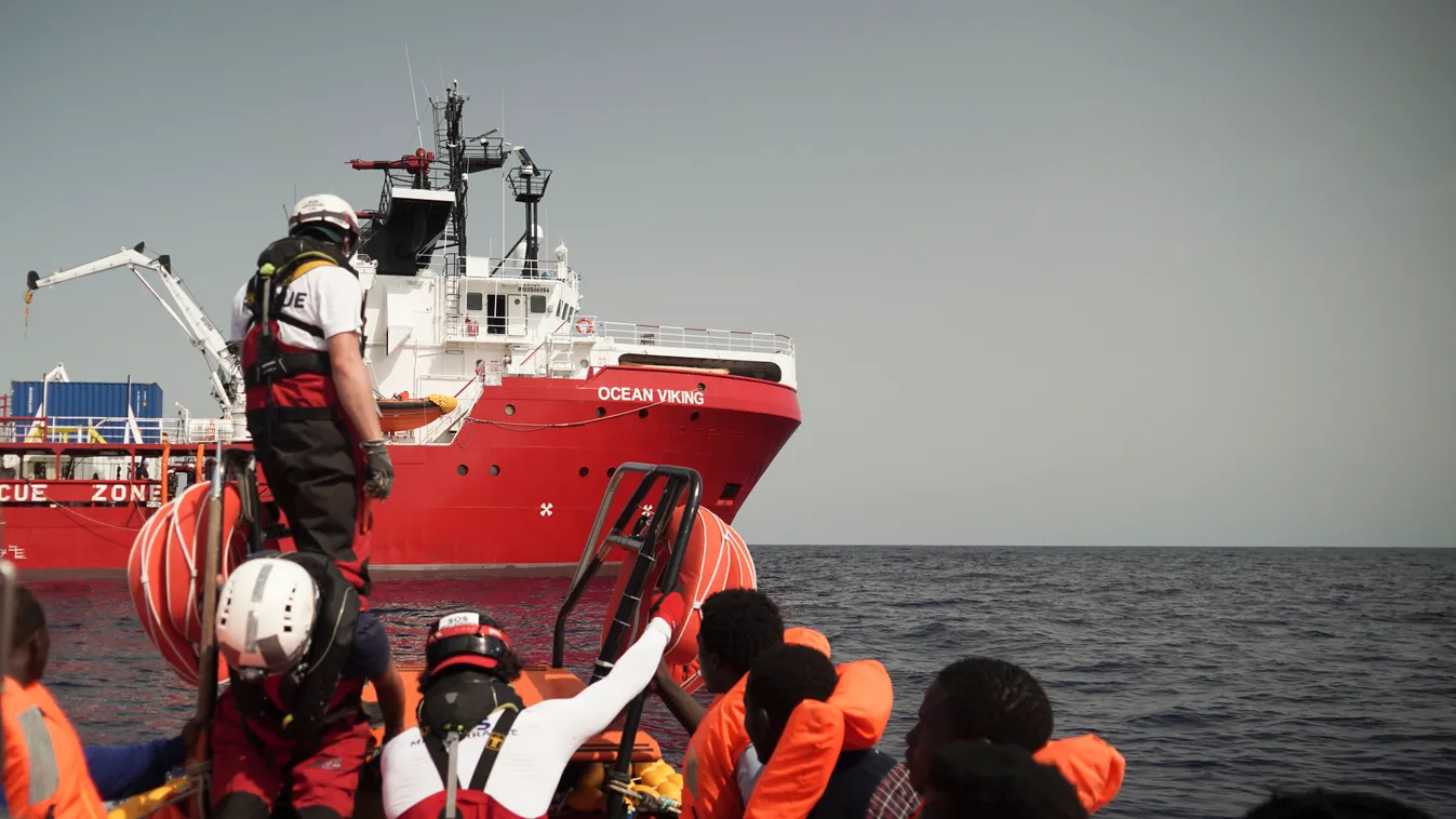 Földközi-tenger, 2019. szeptember 17.
Gumicsónakjukból átvett, Európába igyekvő illegális bevándorlókat visznek mentőcsónakkal a migránsok Európába szállítására szakosodott egyik hajóhoz, az Ocean Vikinghez a Földközi-tengeren 2019. szeptember 17-én. A cs