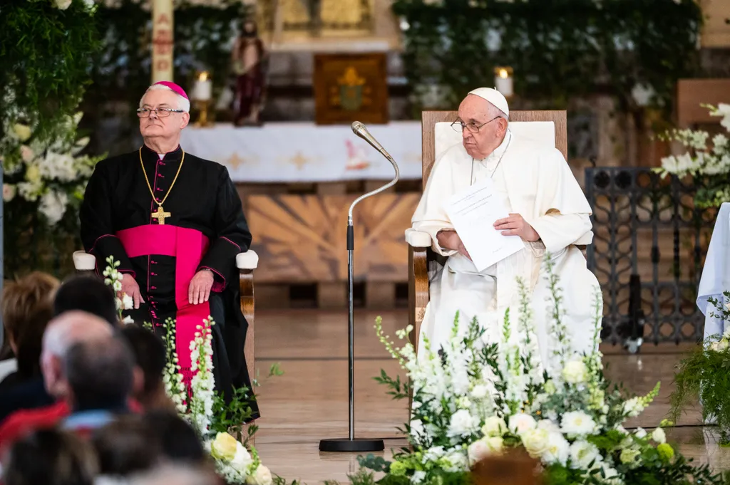 ÚJ NAGY KÉPEK Ferencpápa2023, Ferenc pápa, pápalátogatás, háromnapos apostoli látogatás, Ferenc pápa magyarországi látogatása, Magyarország, péntek, 2023, Árpád-házi Szent Erzsébet-templom, Rózsák tere, 