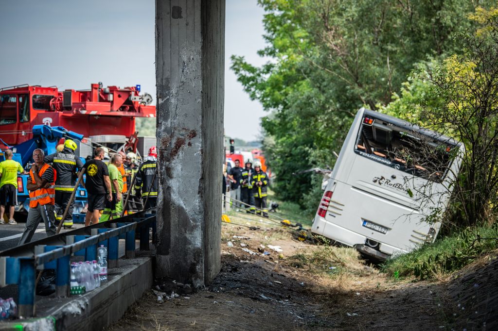 busz, baleset, Felborult egy busz az M7-esen, nyolc ember meghalt, Árokba borult egy autóbusz az M7-es autópályán Szabadbattyán térségében, a Budapest felé vezető oldalon vasárnap hajnalban öt óra előtt néhány perccel 